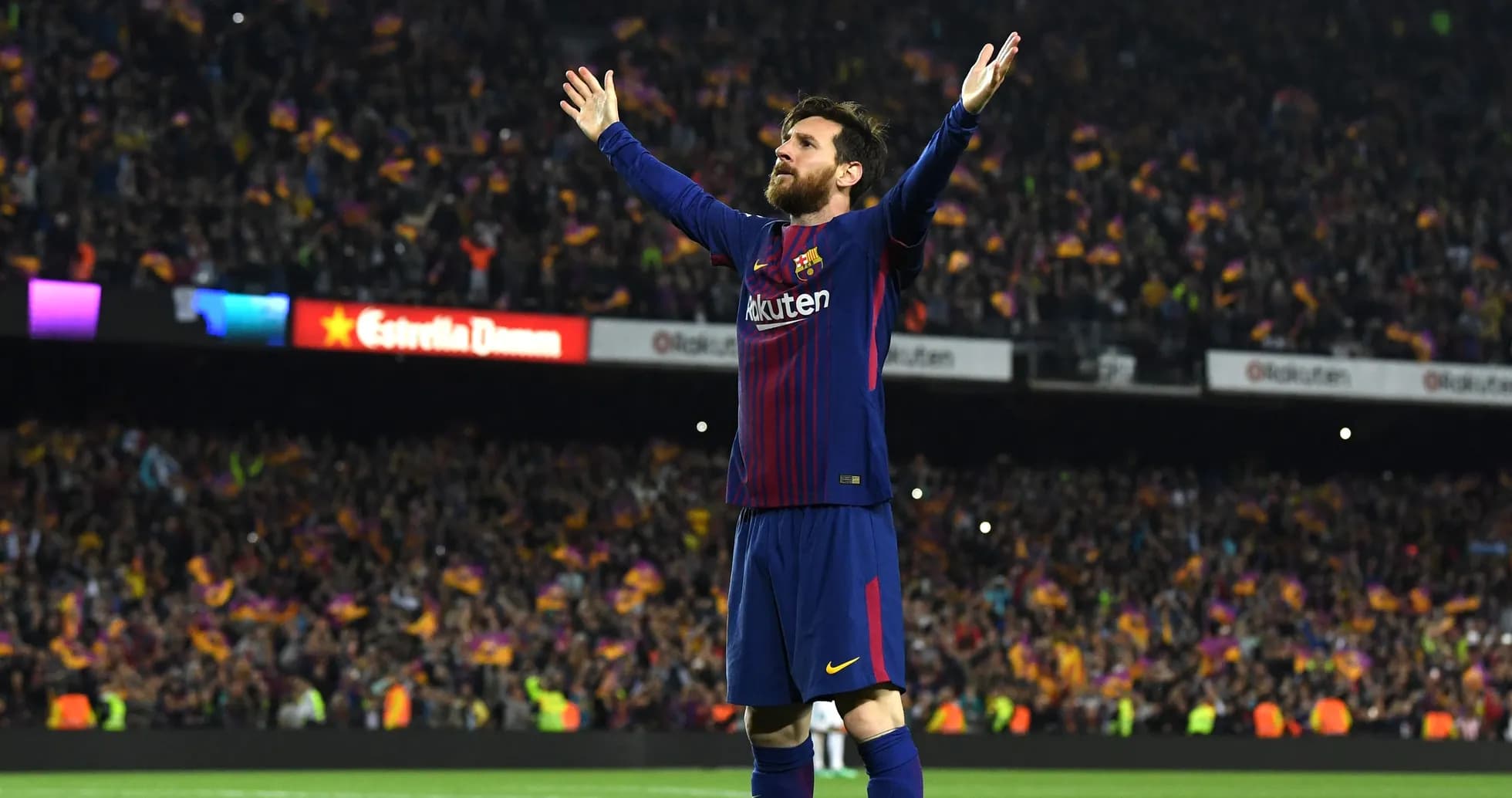 Jugador de Barcelona celebrando con los brazos en alto