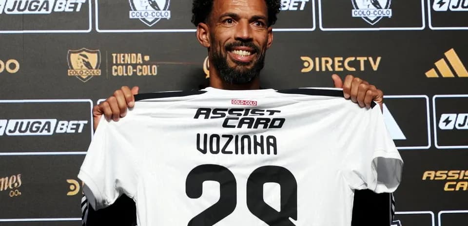 Jugador presenta camiseta con nombre Vozinha y número 28