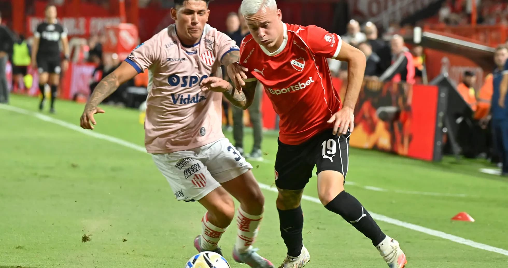 Dos jugadores compitiendo por el balón en el partido
