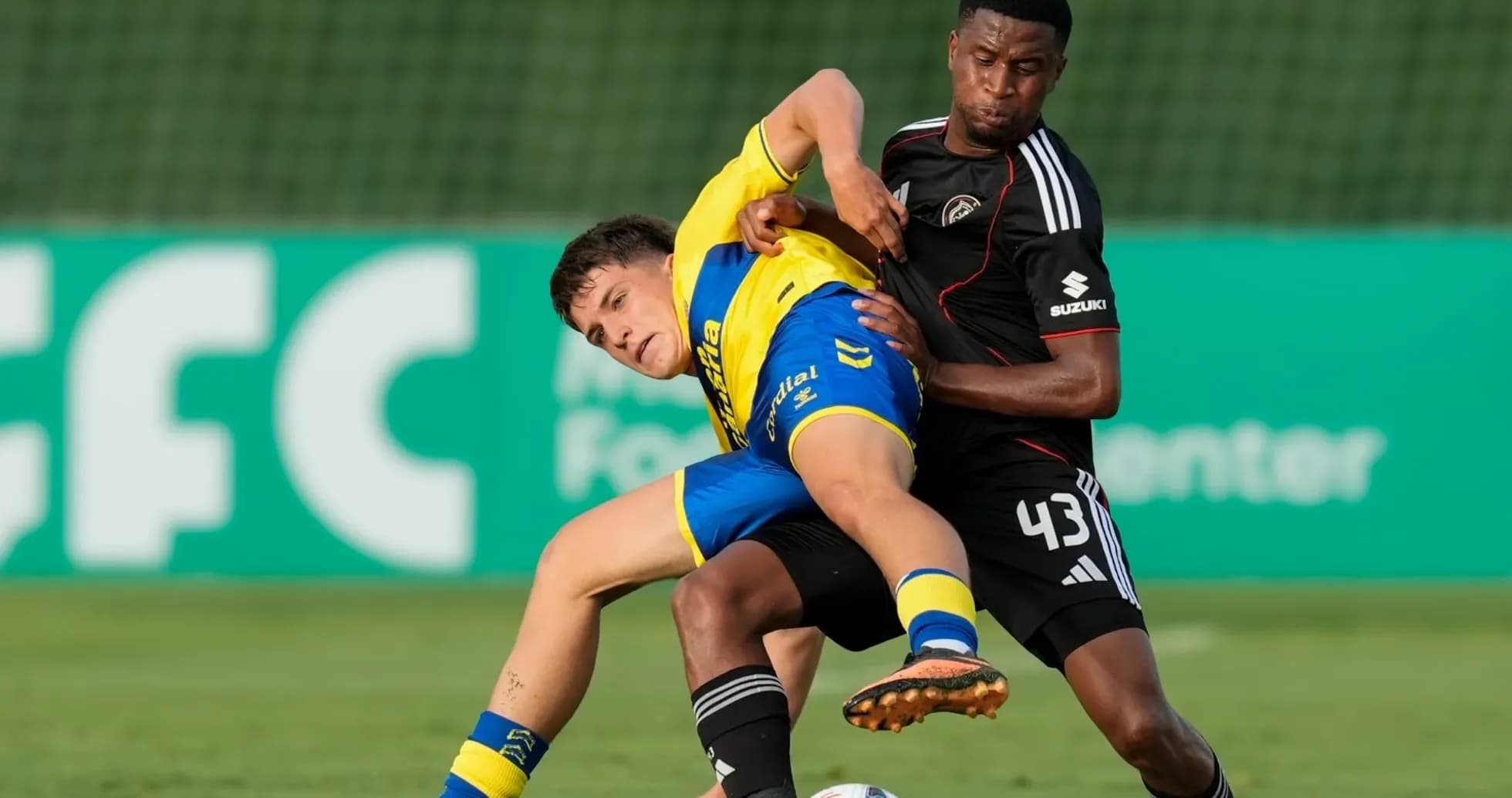Jugador en duelo por el balón durante un partido