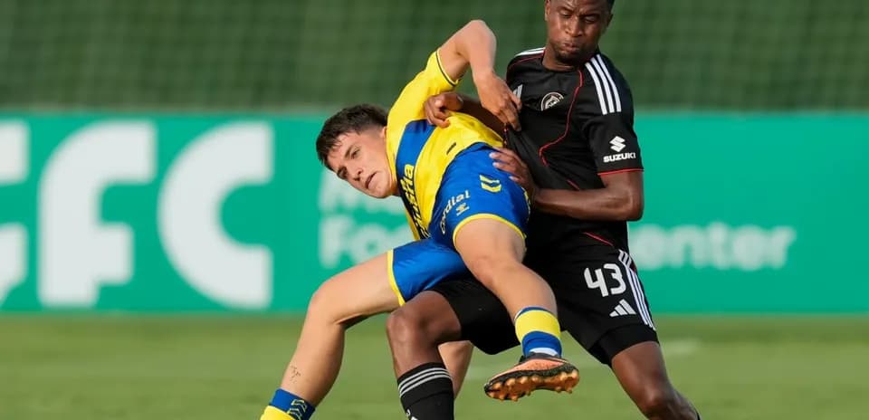 Jugador en duelo por el balón durante un partido