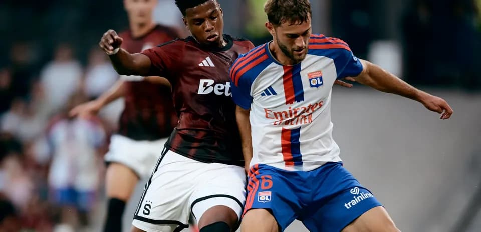 Jugadores de Lyon y Sparta Praha en acción
