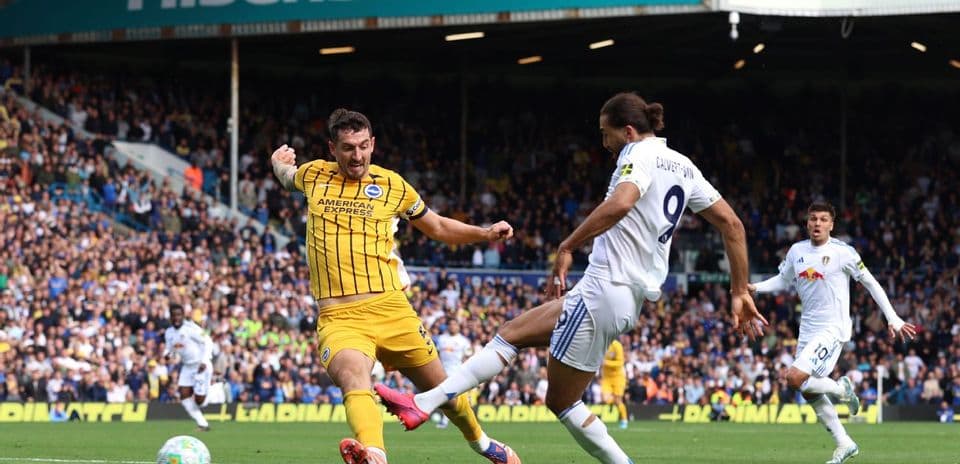 Jugador de Brighton desafiando a un jugador de Leeds