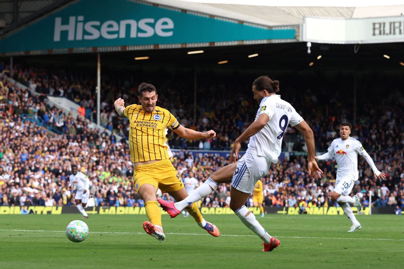 Jugador de Brighton desafiando a un jugador de Leeds