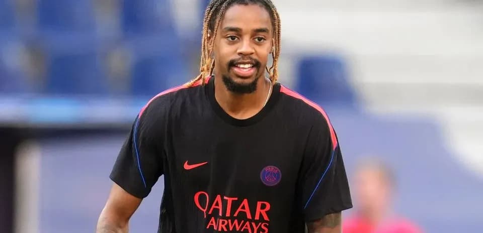 Jugador de PSG entrenando en campo deportivo