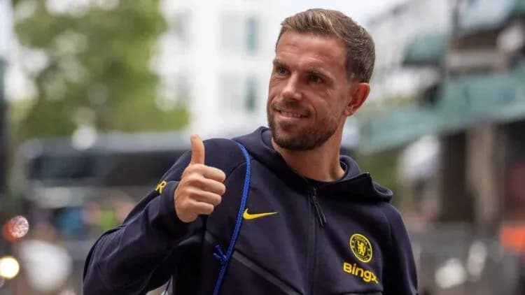 Jugador de Chelsea haciendo gesto de pulgar arriba