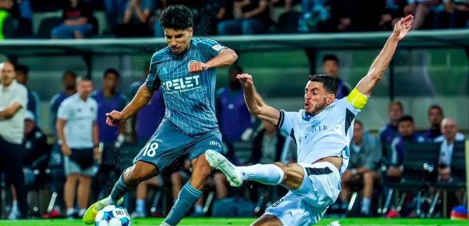 Jugador de Slovan Bratislava en acción contra Saburtalo