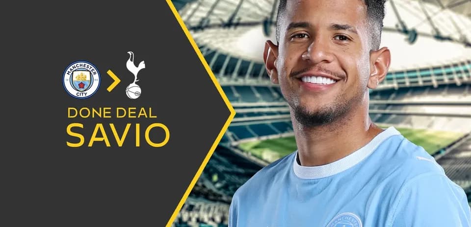 Savio con camiseta de Manchester City en estadio