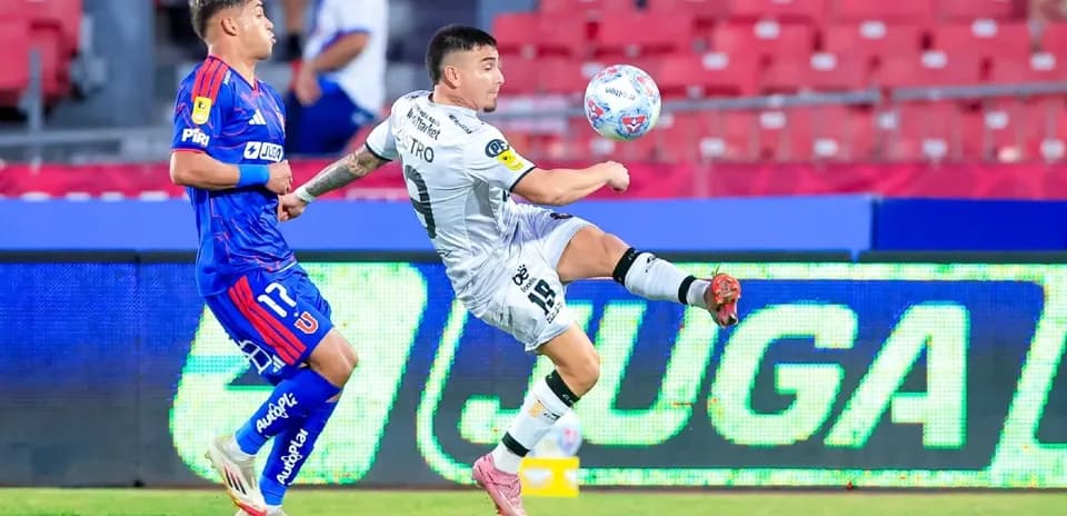 Jugador de Deportes Limache en acción contra Universidad de Chile