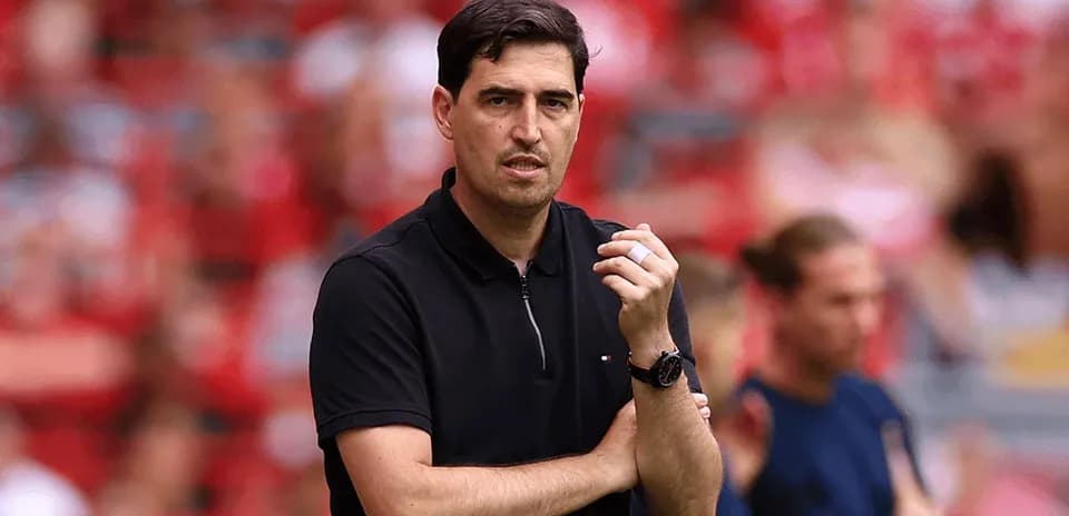 Entrenador observando el partido en el banquillo