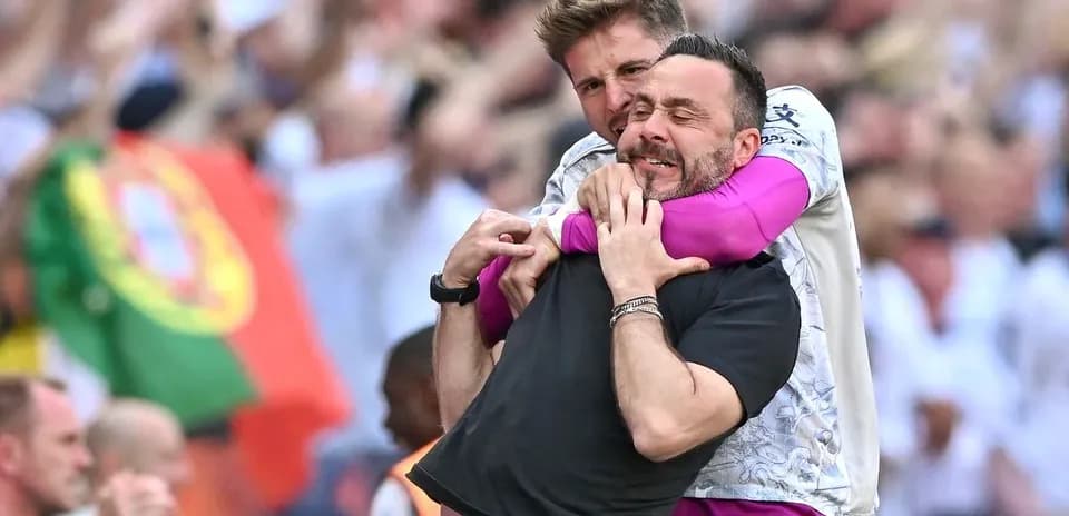 Entrenadores celebrando en el campo de juego