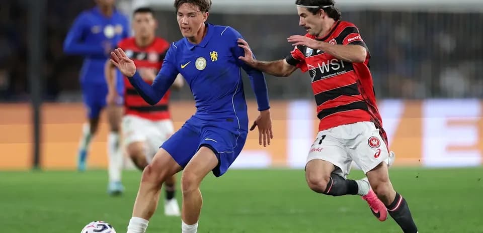 Jugador azul driblando mientras es marcado por oponente