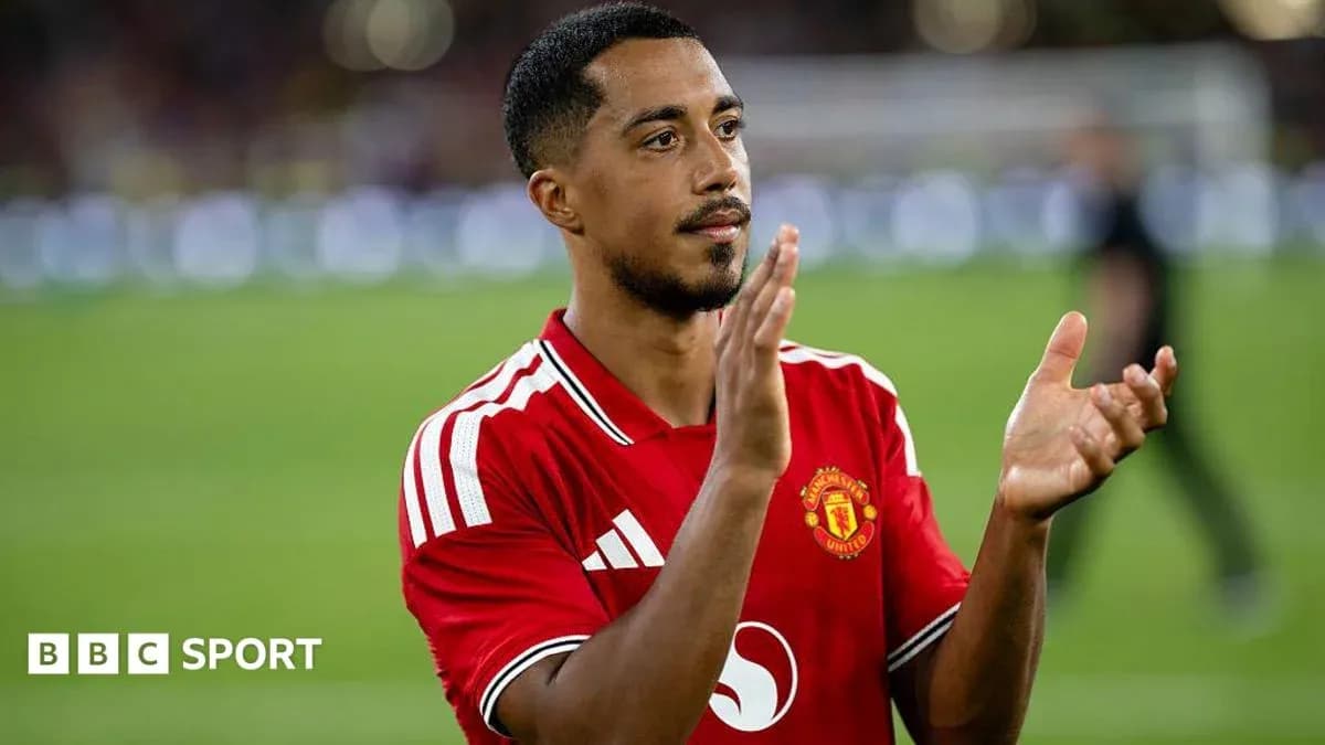 Jugador de Manchester United aplaudiendo en el campo