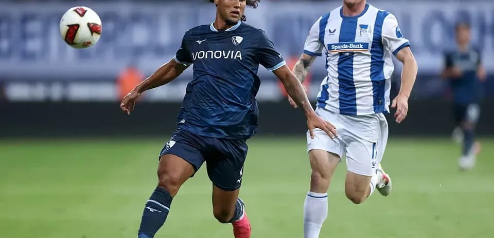 Jugador persiguiendo el balón en partido de fútbol