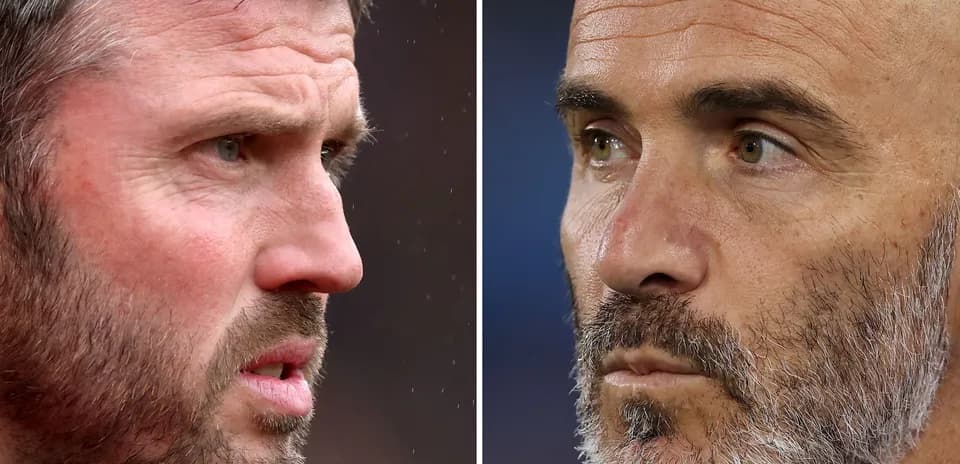 Dos entrenadores mirándose en el campo de fútbol
