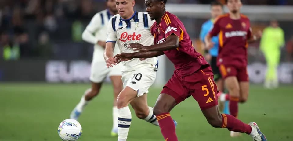 Jugadores de Roma y Atalanta luchando por el balón