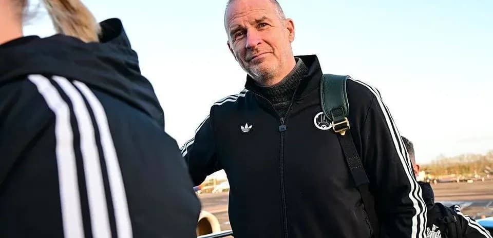 Entrenador en el aeropuerto con equipo de fútbol