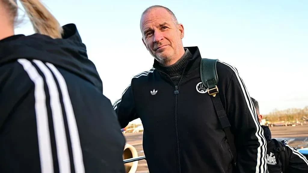 Entrenador en el aeropuerto con equipo de fútbol