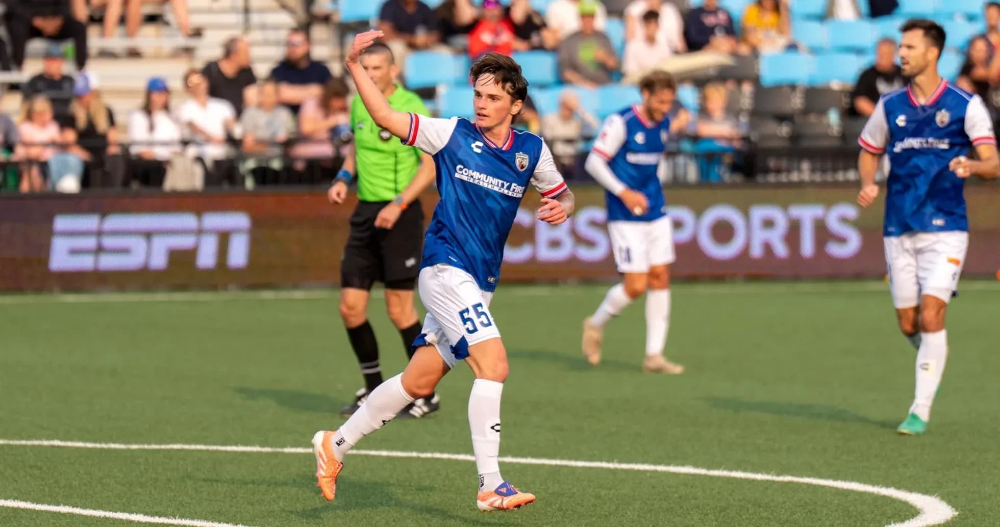 Jugador del Colorado Springs celebrando un gol