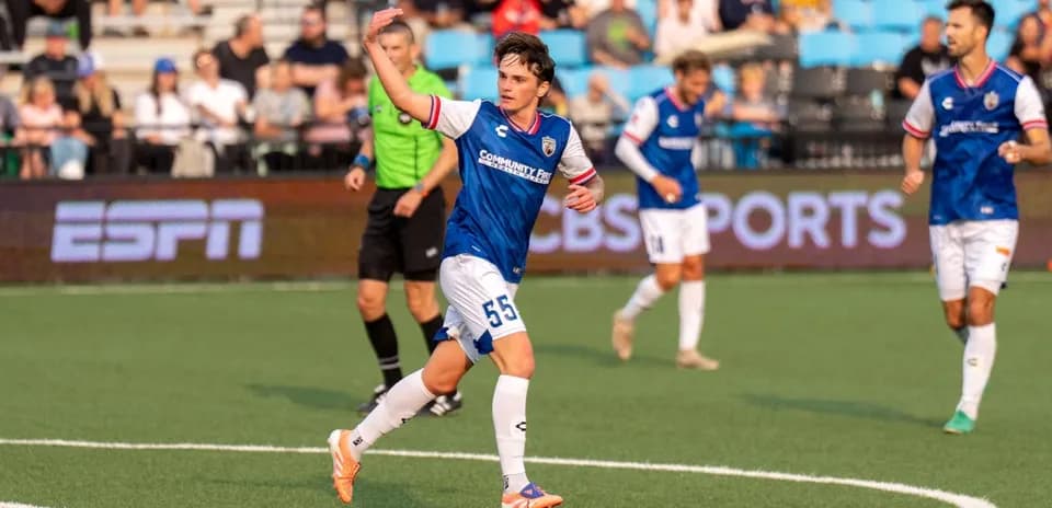 Jugador del Colorado Springs celebrando un gol