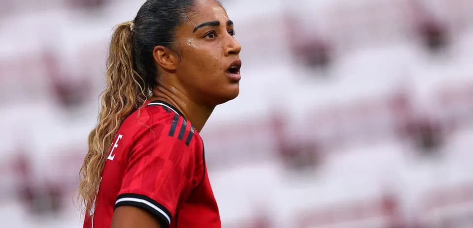 Jugadora con camiseta roja en el campo