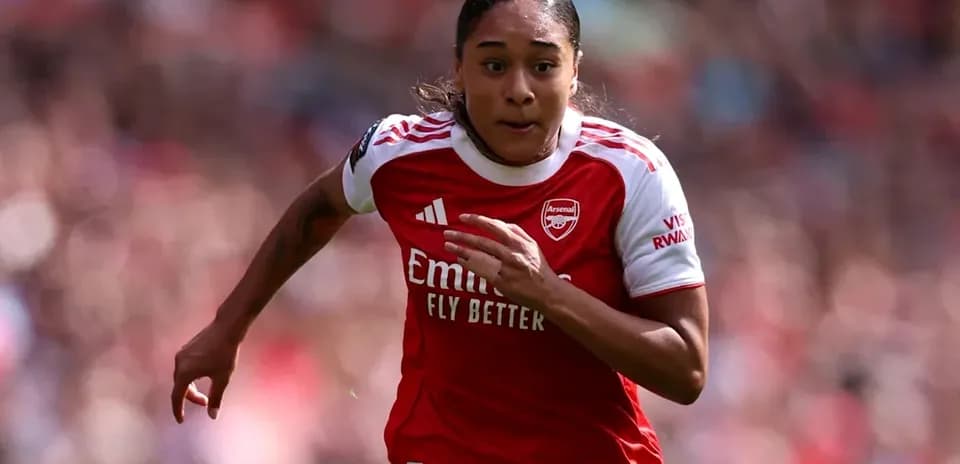 Jugadora de Arsenal corriendo durante el partido