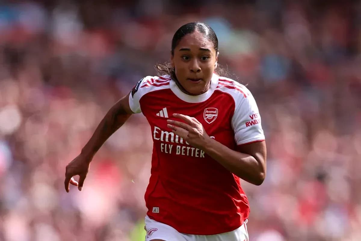 Jugadora de Arsenal corriendo durante el partido