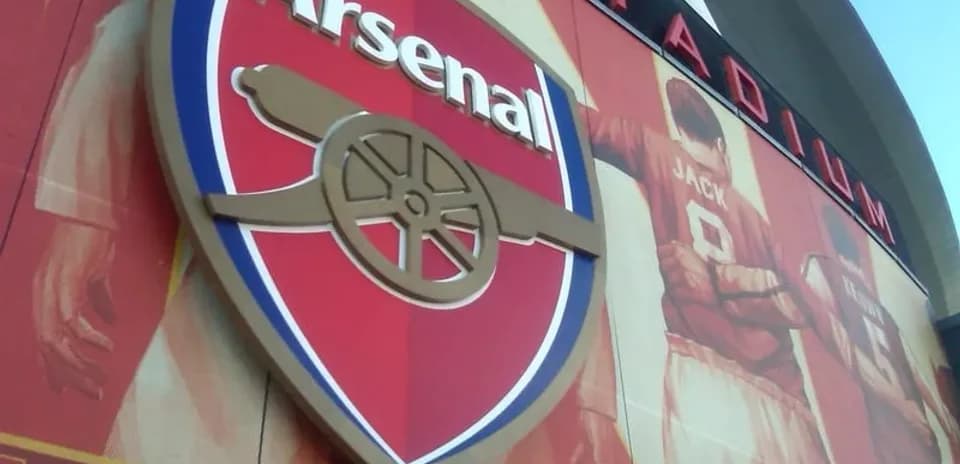 Escudo de Arsenal en la pared del estadio