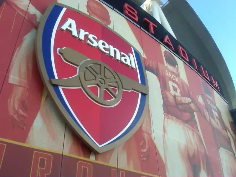 Escudo de Arsenal en la pared del estadio