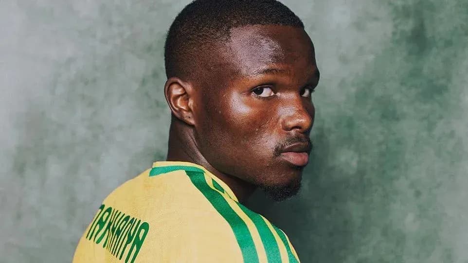 Jugador posando con camiseta amarilla y verde