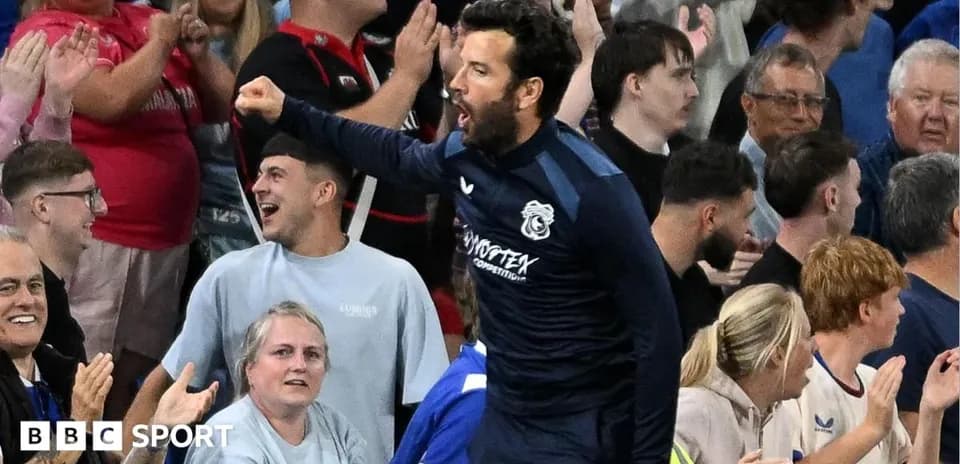 Entrenador celebrando con aficionados en el estadio