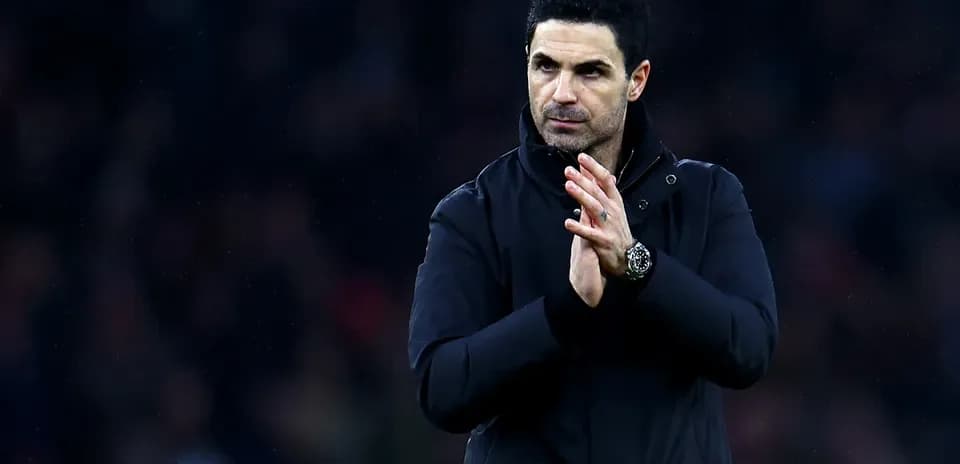 Entrenador aplaudiendo en el campo de juego
