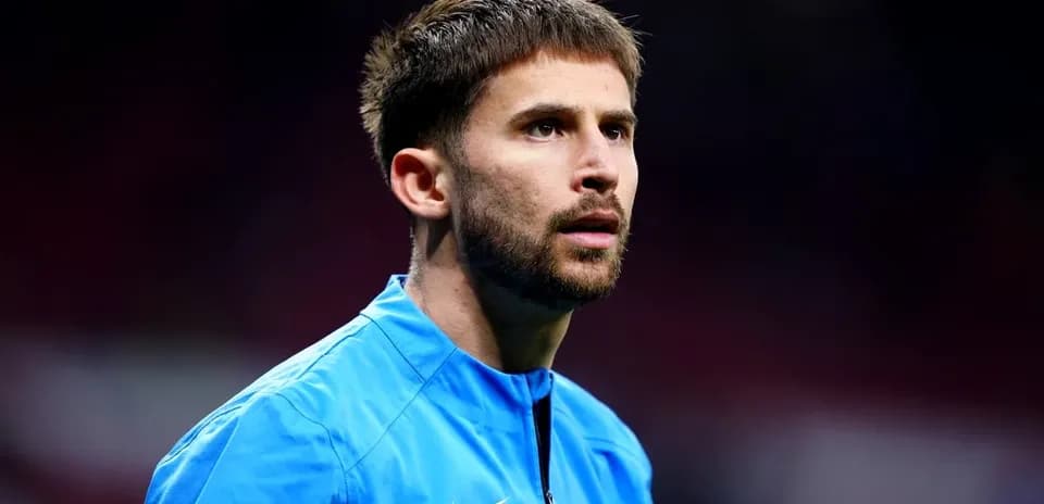Jugador en uniforme azul en el campo de fútbol