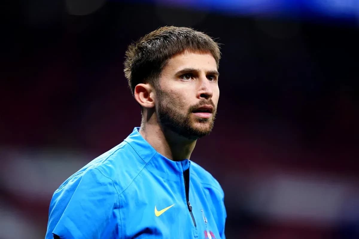 Jugador en uniforme azul en el campo de fútbol