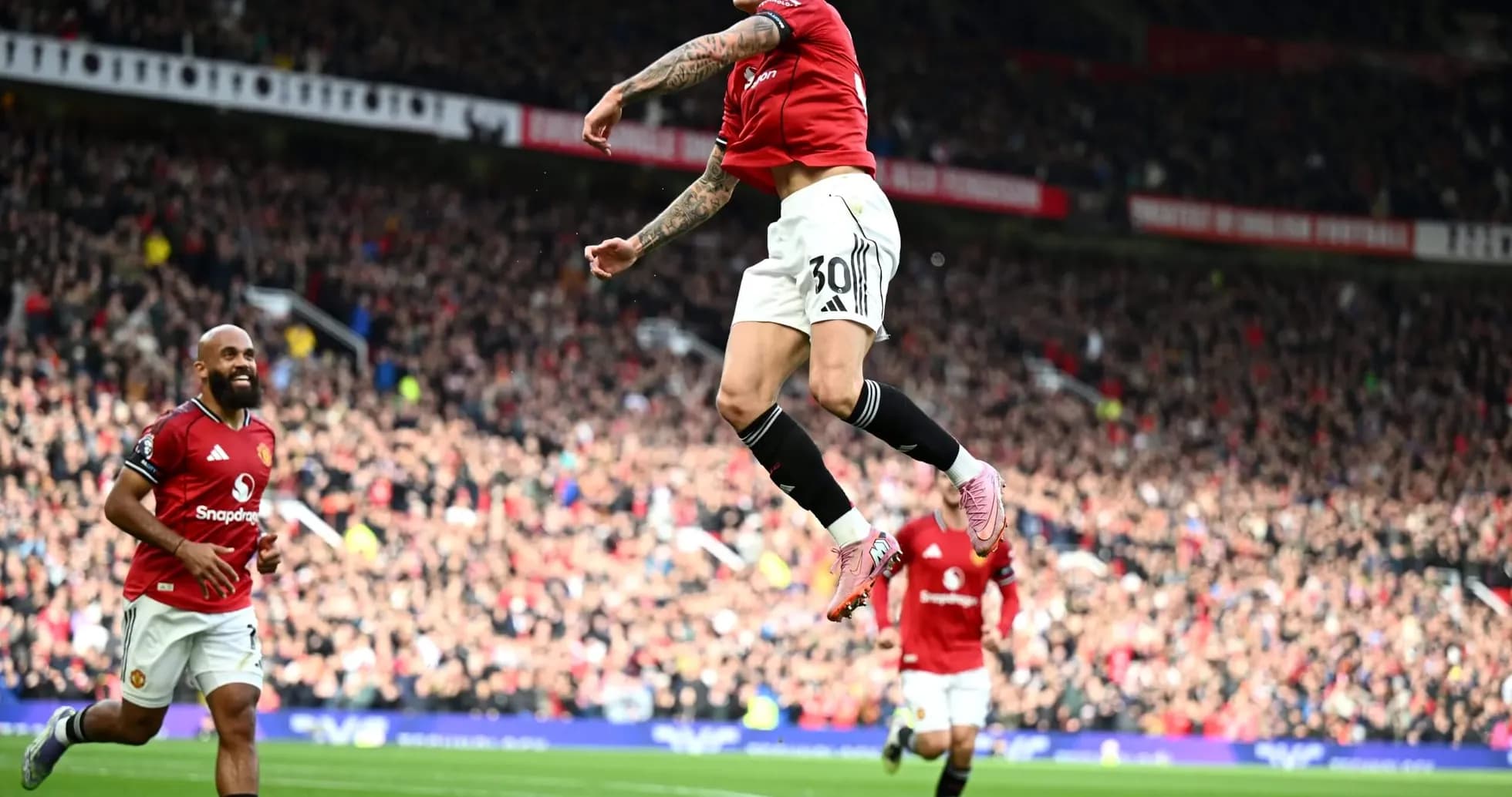 Jugador celebrando un gol en Old Trafford
