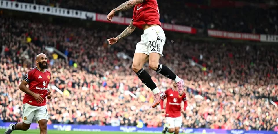 Jugador celebrando un gol en Old Trafford
