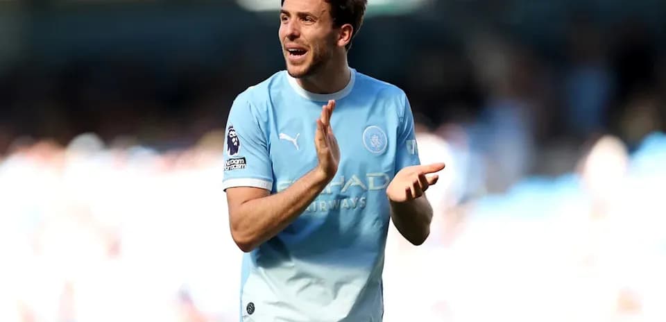 Jugador aplaudiendo en partido de fútbol