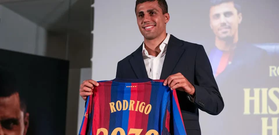 Jugador presenta camiseta de FC Barcelona con su nombre