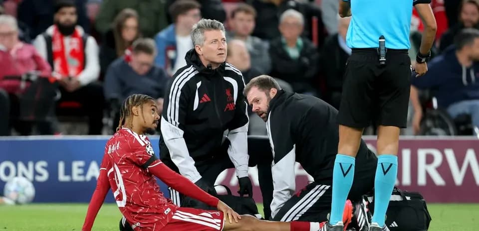 Jugador sentado recibiendo atención médica en el campo