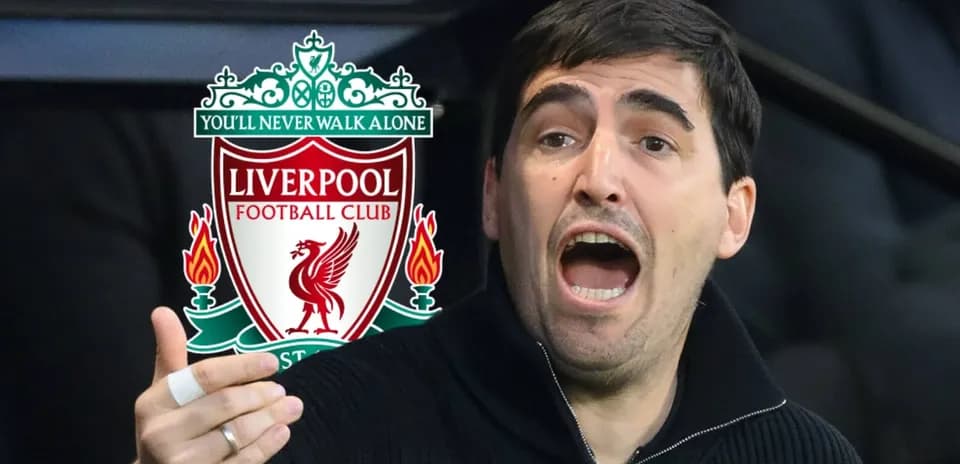 Entrenador señalando durante un partido de Liverpool