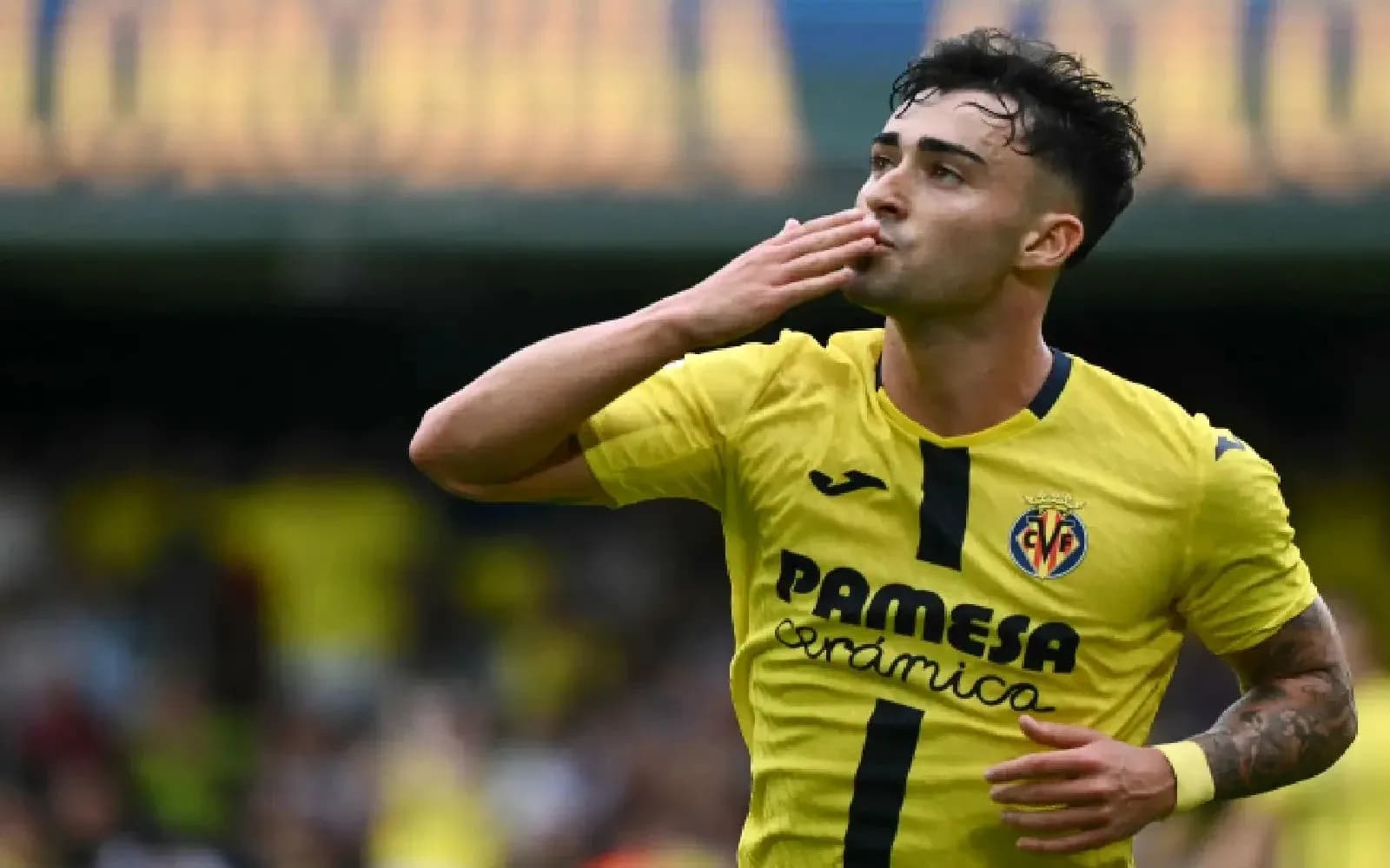 Jugador del Villarreal celebrando un gol