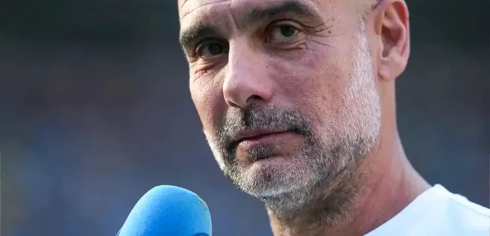Entrenador hablando en entrevista con micrófono