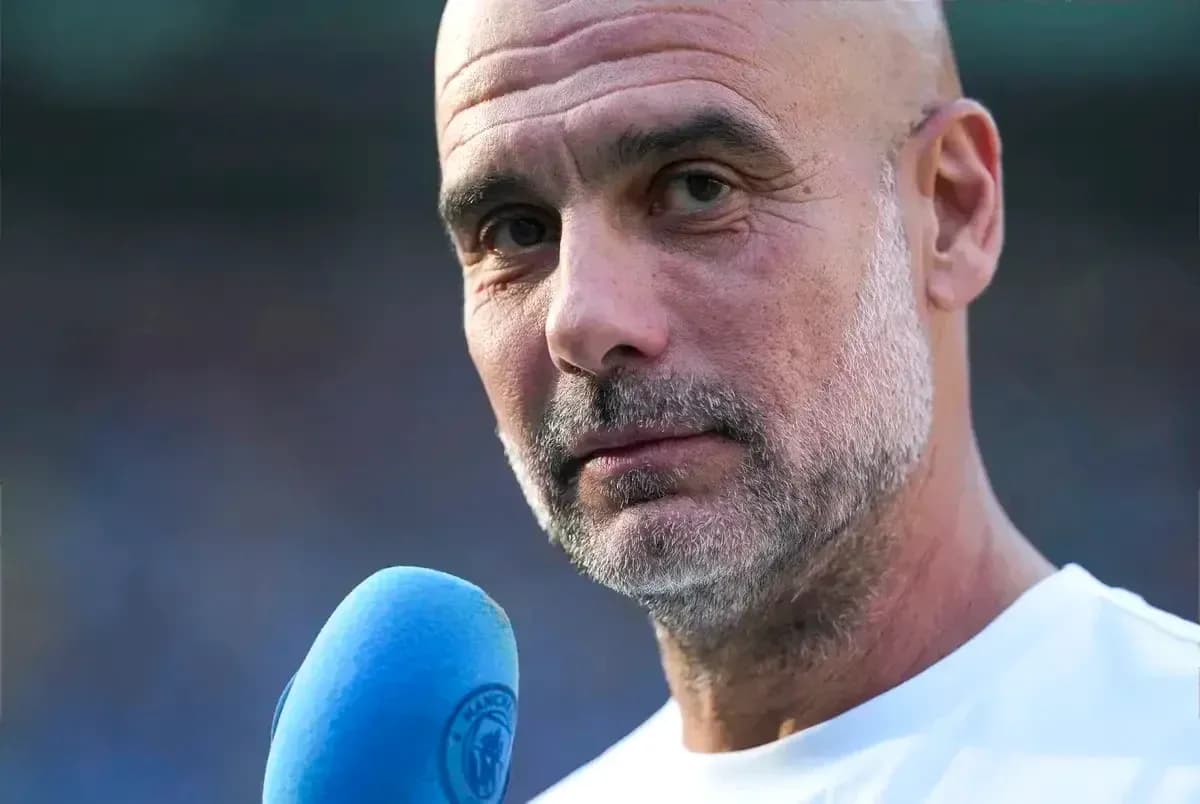 Entrenador hablando en entrevista con micrófono
