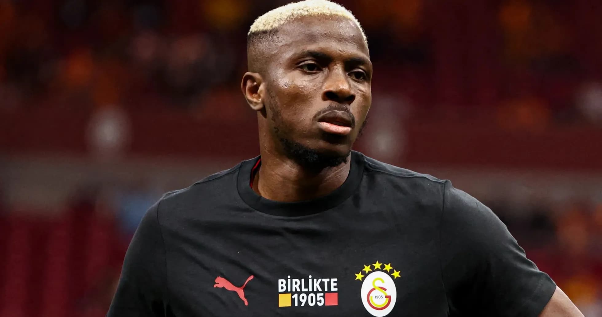 Jugador de Galatasaray en uniforme antes del partido