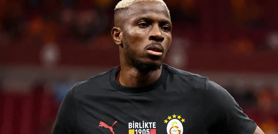 Jugador de Galatasaray en uniforme antes del partido