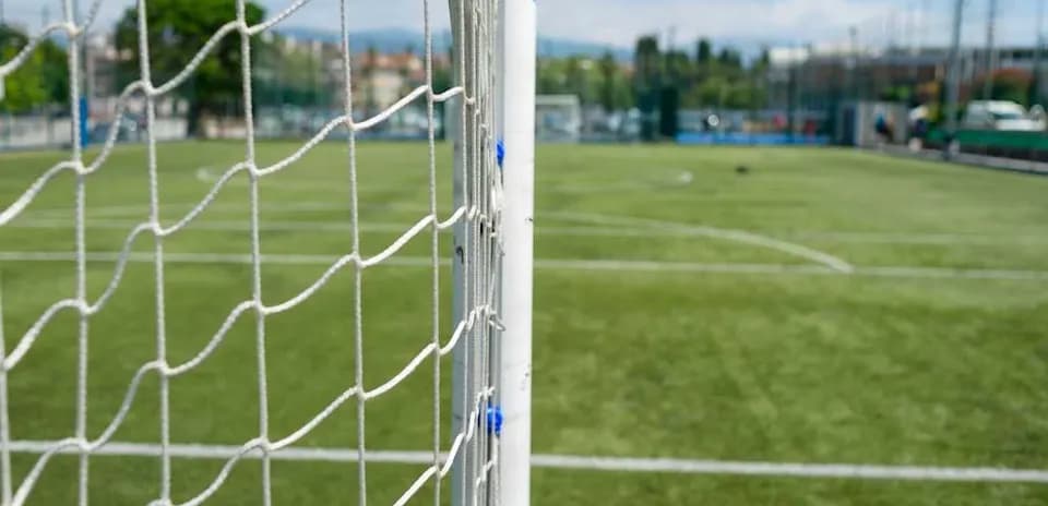 Vista de la portería en campo de fútbol