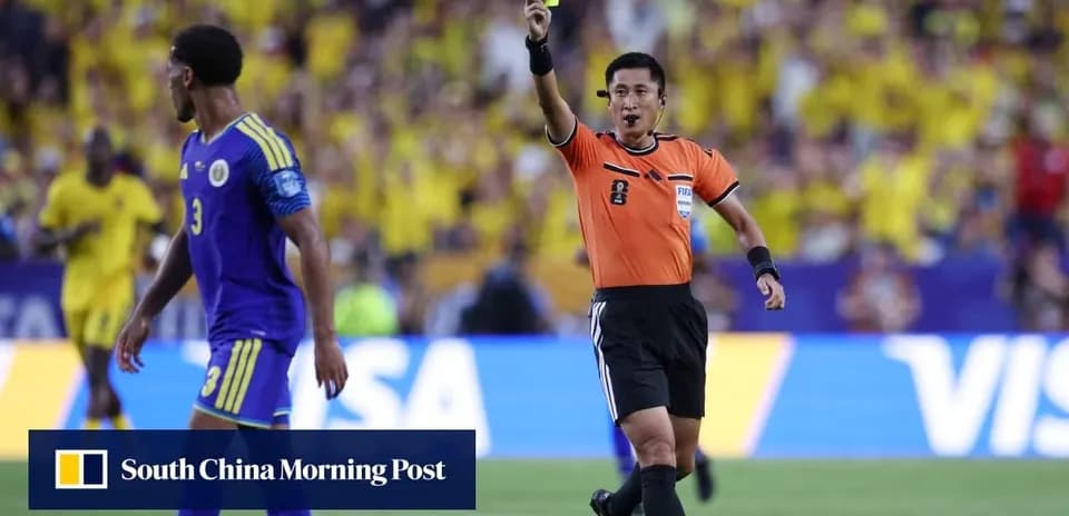 Árbitro mostrando tarjeta amarilla a jugador en partido