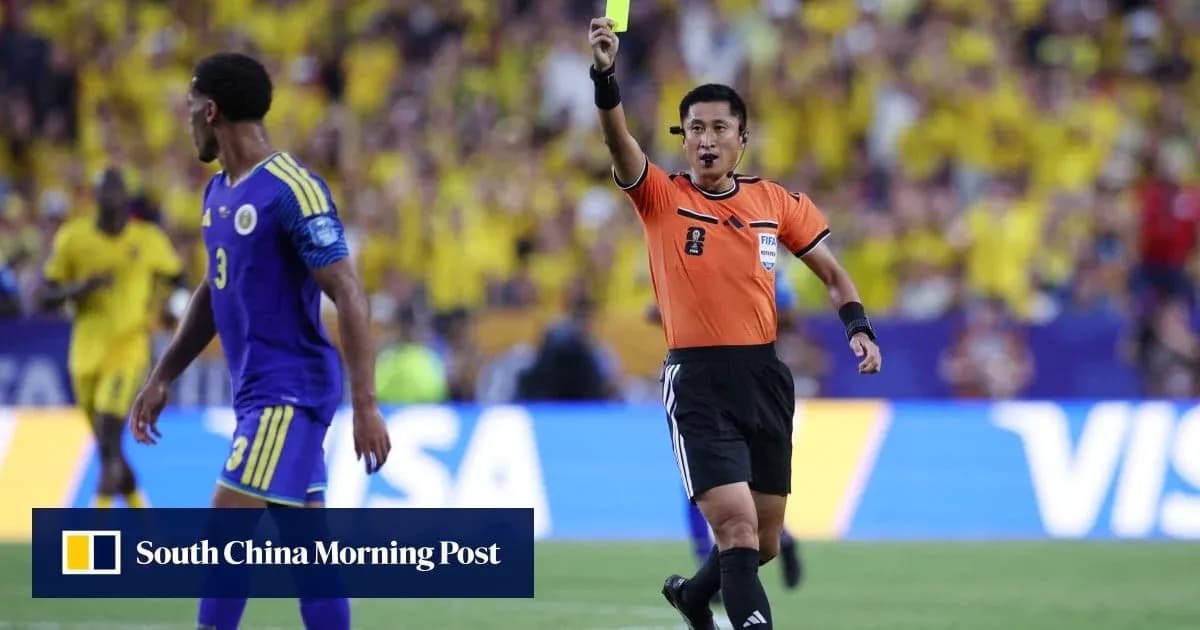 Árbitro mostrando tarjeta amarilla a jugador en partido