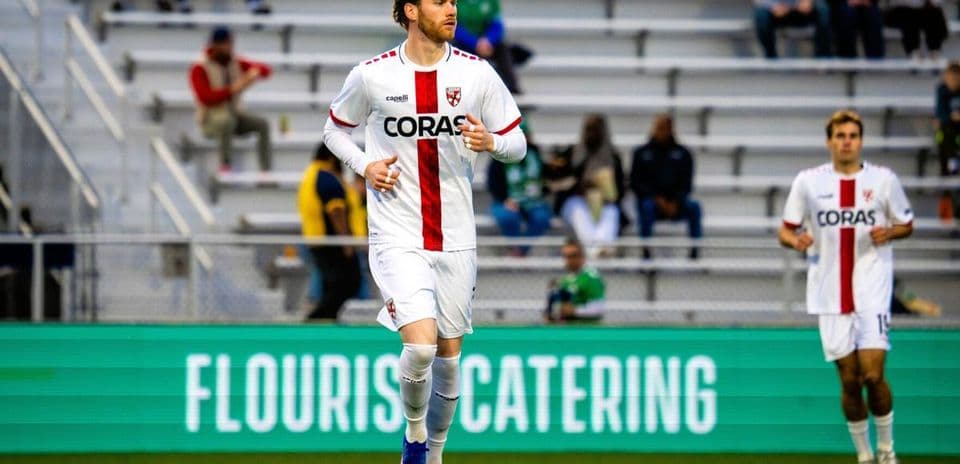 Jugador de Loudoun United corriendo en el campo
