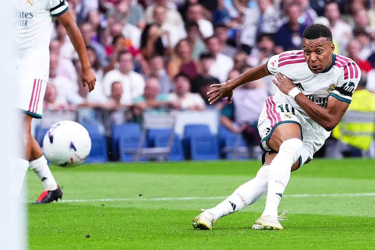 Jugador de Real Madrid en acción contra Málaga Jugador de Real Madrid en acción contra Málaga